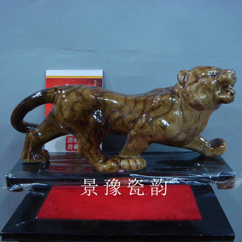 景德镇陶瓷器名家大师熊钢如作品神虎雕塑生肖瓷书房现代桌面摆件