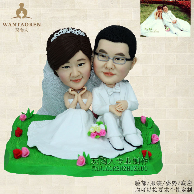 双人坐草地婚纱造型--DIY真人玩偶 泥人蜡像 软陶公仔人偶定制