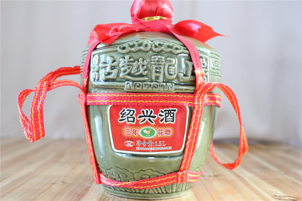 绍兴黄酒 古越龙山 三年陈花雕酒 精美陶坛装1.5L