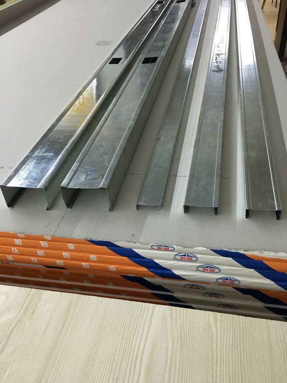 吊顶隔断墙专用轻钢龙骨75竖骨天地骨38穿心主骨50副骨厂家直销