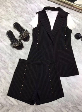 新款3件套的条纹马甲  刚好填补了这早秋温差时段的空缺