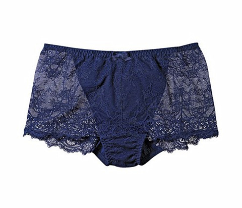 男孩腿部型的内裤是总弹力花边外观华丽。前中心只棉的证实附着没有透明感。臀围下方面三角蕾丝加上，手持感提升了。低腰裤。