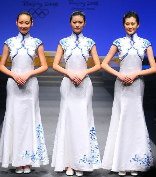出租民族风刺绣青花瓷长款鱼尾旗袍礼仪小姐酒店宴会迎宾礼服租赁