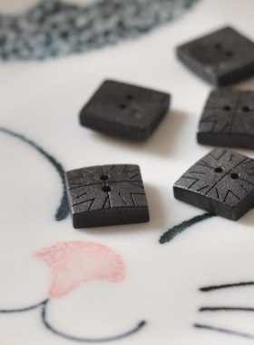 边长1.3cm正方形雕刻黑色原始纹原木纽扣子衣服装袋子手工diy辅料