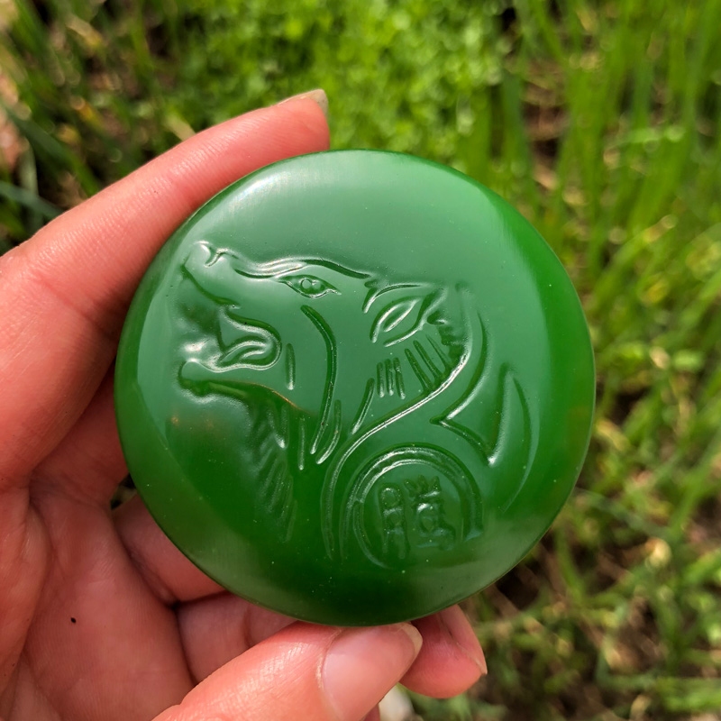 台湾干青圆牌狼头皮带扣菠菜绿玉石腰扣送证书