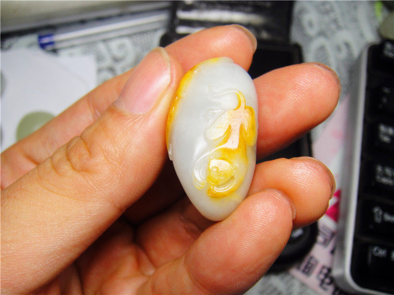 新疆和田玉籽料白玉黄皮籽料挂件--一夜封侯