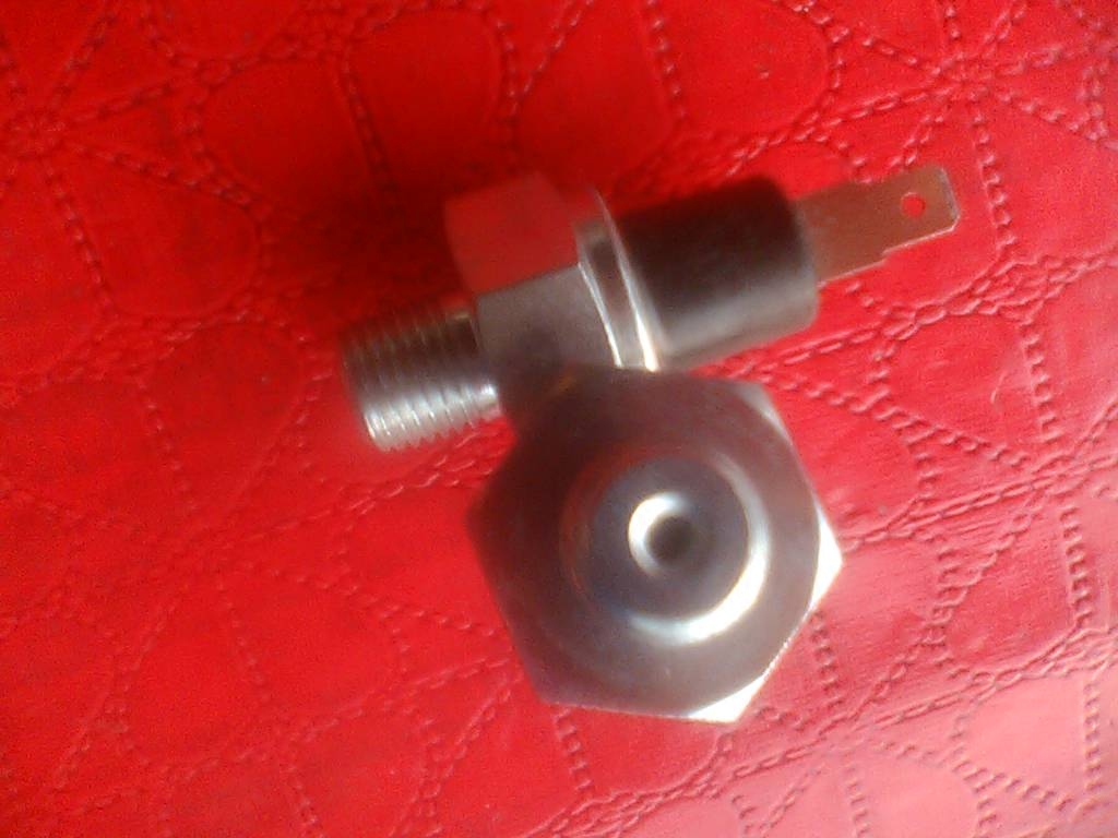 金杯金典4D25中兴威虎4W55A黄海傲俊4CW65机油感应噻压力报警开关