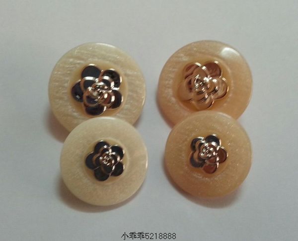 米色/藕粉色/树脂双拼莲花图案纽扣针织衬衫钮扣22MM25MM（现货）