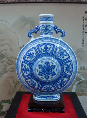景德镇乾隆手绘缠枝莲青花瓷器