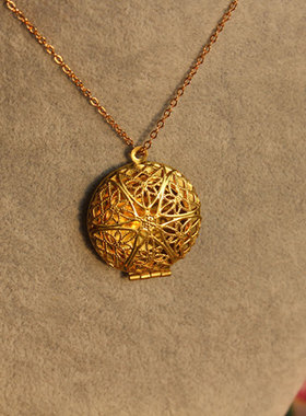 随身携带镂空雕花相框毛衣链