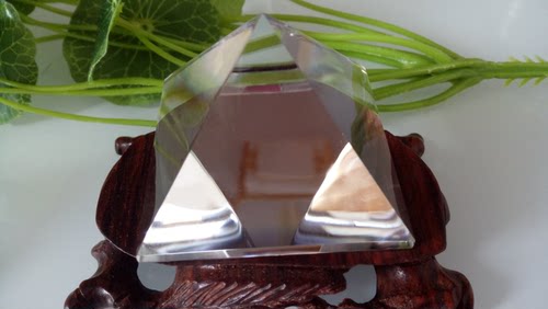 天然a级水晶金字塔摆件