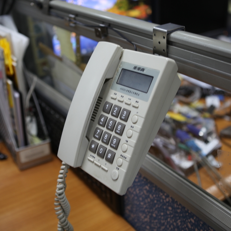 简洁工位电话倾斜座机托架屏风