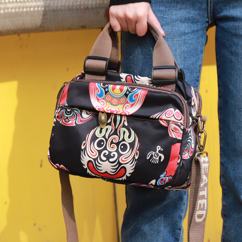 个性国潮风夹层休闲斜揹包大容量小众印花通勤包轻便脸谱手提女包,箱包皮具/热销女包/男包,小方包,淘宝优惠券,粉丝福利购,淘宝优惠卷