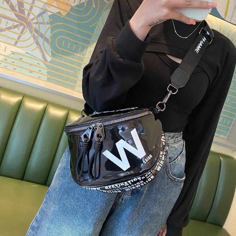 网红新款马鞍包小众设计潮女亮面宽肩带单肩包半圆洋气字母斜挎包,箱包皮具/热销女包/男包,马鞍包,淘宝优惠券,粉丝福利购,淘宝优惠卷