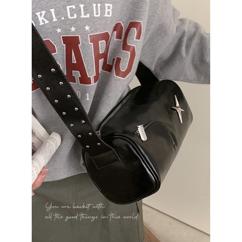 包包女士2024春季新款潮酷时尚黑色枕头包高级质感小众通勤斜挎包