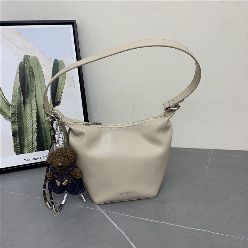 休闲慵懒风大容量水桶包女包2024新款轻便软皮小众洋气单肩斜挎包