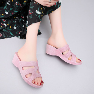 镂空一字凉拖鞋女夏季p沙滩室外居家坡跟厚底塑胶高跟拖鞋外穿老