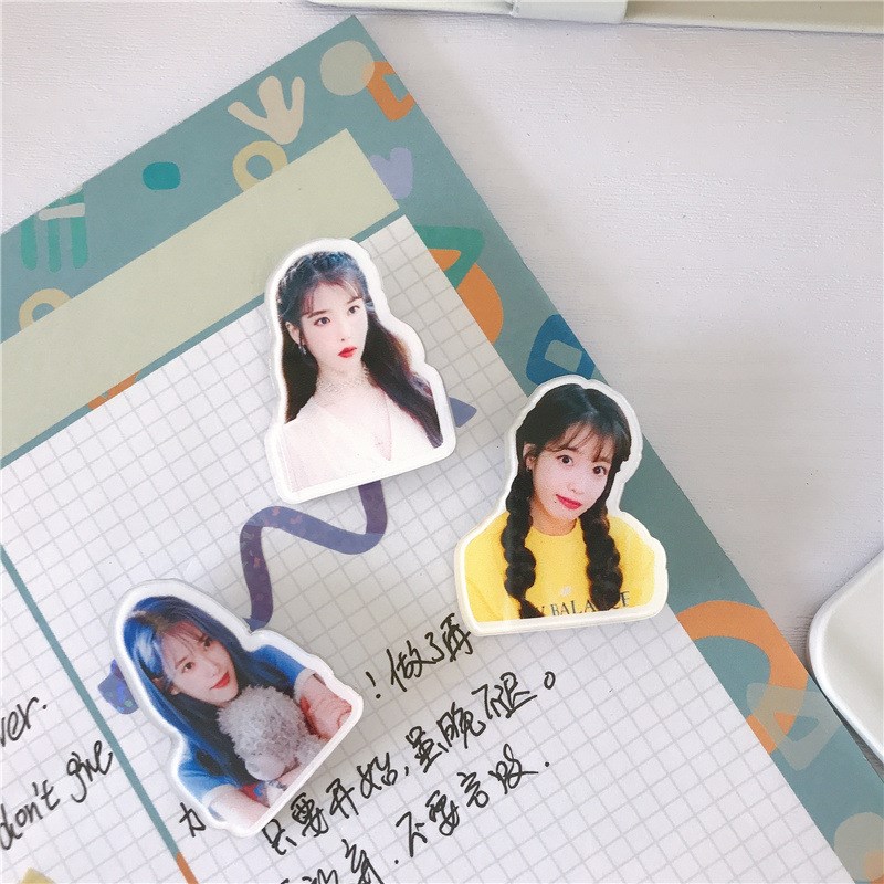 现货韩国明星周边李知恩IU创意个性胸针高清写真徽章别针装饰挂件