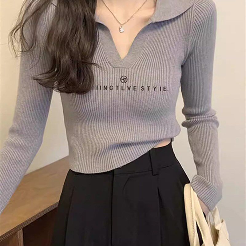 白色V领针织衫女2l023秋冬新款辣妹紧身显瘦印花短款内搭打底上衣