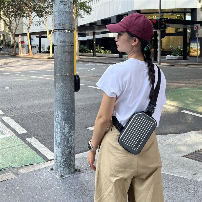 硬壳竖款胸包男斜挎包简约迷你行李箱背包旅行时尚单肩挎包防水
