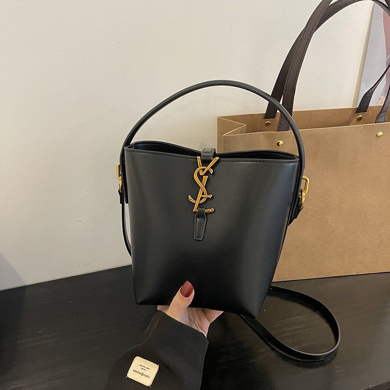 2025纯色新款单肩斜挎手提水桶包高级感通勤时尚简约女包潮流包,箱包皮具/热销女包/男包,通用款女包,淘宝优惠券,粉丝福利购,淘宝优惠卷