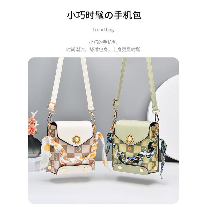 手机包斜挎女2024新款春季散步迷你小包包小巧轻便装放手机的小包