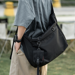 黑色运动斜挎包女冬季2024新款学生包包设计感小众上课通勤单肩包