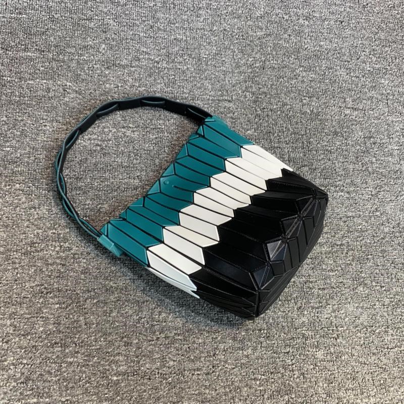 新品女包夏季百搭热卖款女手提撞色简约水桶包菜篮子小清新女包