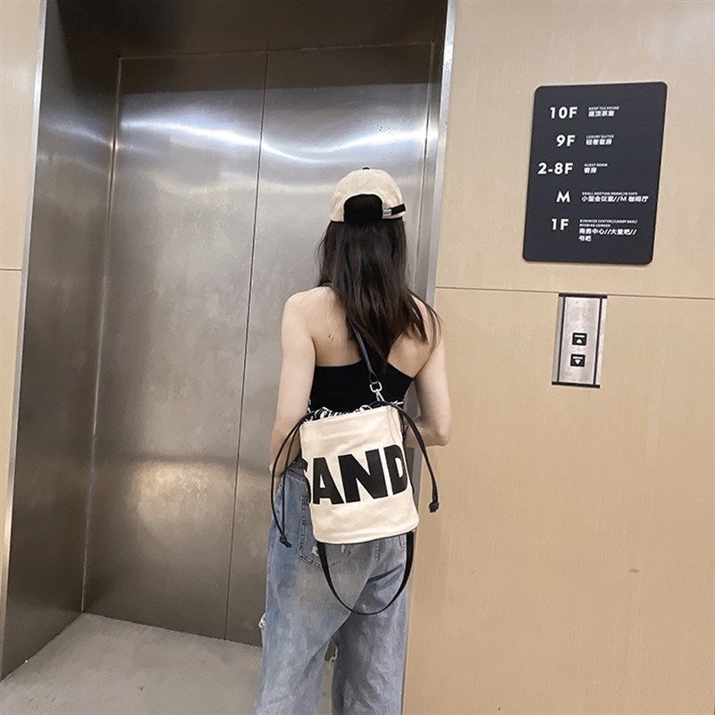2023夏上新潮流大容量字母帆布水桶包包女撞色百搭抽绳单肩斜挎包,箱包皮具/热销女包/男包,水桶包,淘宝优惠券,粉丝福利购,淘宝优惠卷
