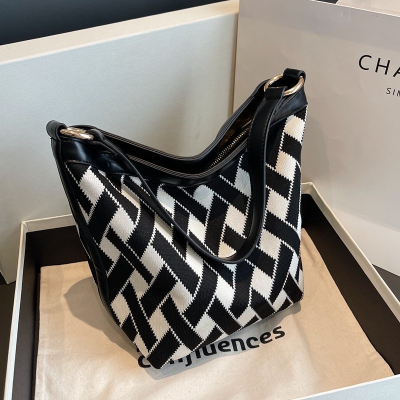 今年流行包包女2023秋冬新款时尚帆布单肩包百搭大容量斜挎水桶包