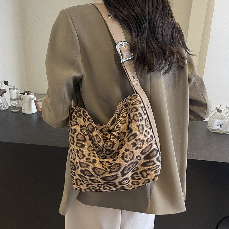 今年流行复古小包包女2024新款时尚豹纹水桶包秋季百搭宽带斜挎包