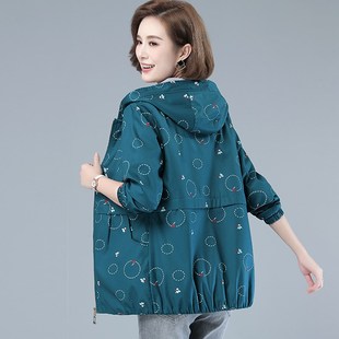2024春装新款中老年外套女宽松洋气大码妈妈装纯棉风衣女波点上衣