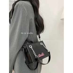 大泽二胖包包女2022新款夏季斜挎包大容量小众设计辣妹黑色链条包