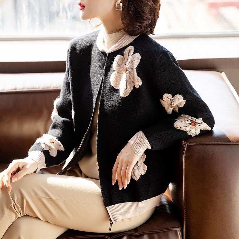 矮个子妈妈春秋毛衣外穿中年妇女针织外套中老年女装短款上衣套装