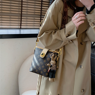 放手机的小包包女包2022新款潮韩时尚百搭高级感印花斜挎包水桶包