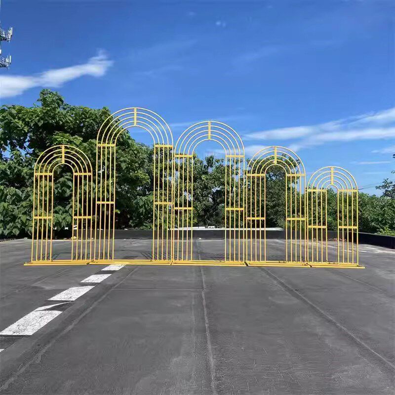 新款婚庆道具铁艺婚礼堂布置迎宾区金色花门橱窗摆件五杆拱门屏风