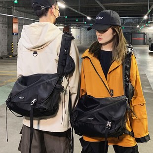 斜挎包男款单肩包背包2024新款大容量运动工装大学生旅行通勤机能