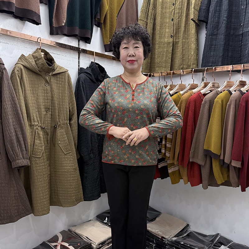 中年妈妈春秋新款圆领长袖t恤打底衫女50多岁休闲V洋气碎花小衫潮