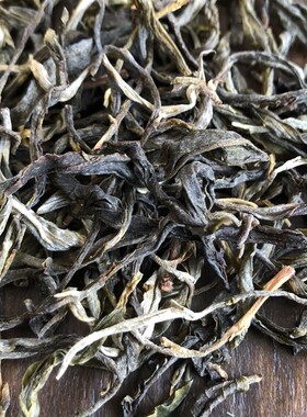 无须去茶山折腾了1000克的价格真古树春看茶树上寄生的野兰花就知