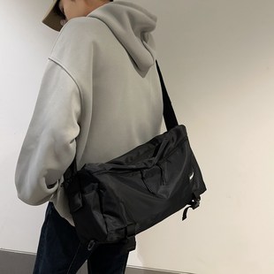 2023日系简约时尚斜挎包男士短途旅行包大容量单肩包运动健身包男