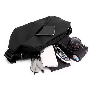 2024高级男士单肩包磁吸扣包包男款斜挎胸包多功能时尚感男士腰包