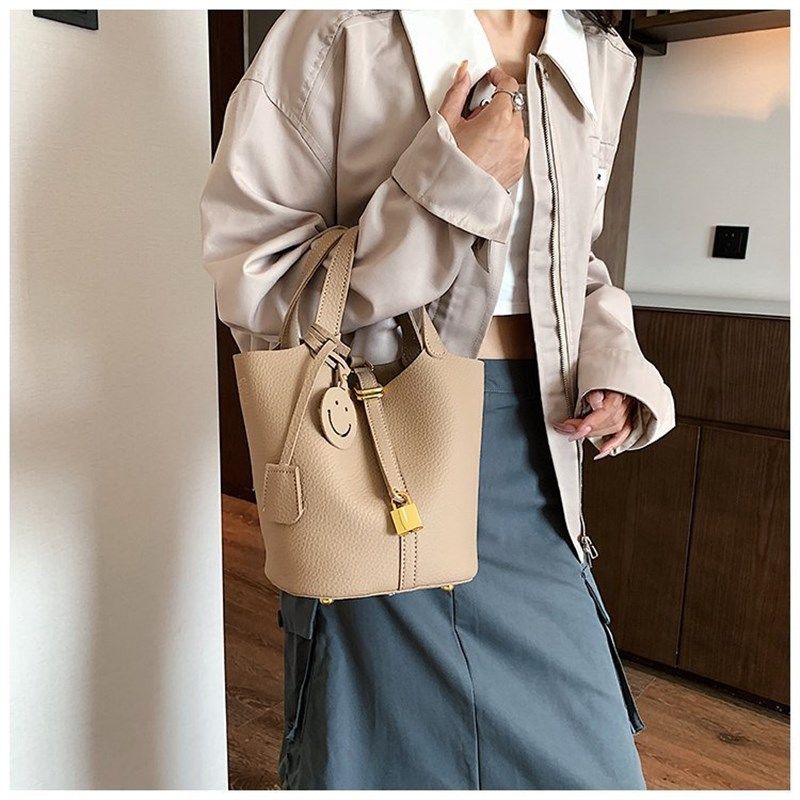 软皮水桶包高级质感小包包女流行爆款斜挎包春夏复古百搭手提,箱包皮具/热销女包/男包,通用款女包,淘宝优惠券,粉丝福利购,淘宝优惠卷