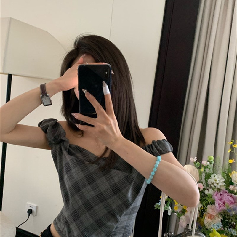 DEEMO 西*太n后私服!美女的衣橱挑人但好看的一字肩漏肩小衫