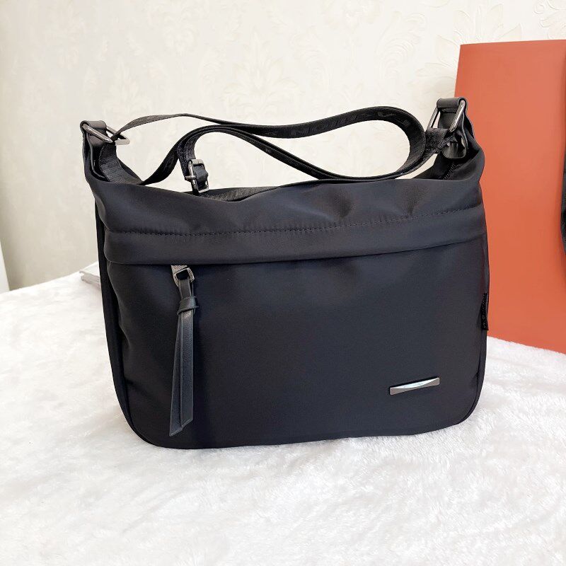 韩版新款单肩女包防水尼龙牛津布大容量旅行背包简约轻便斜挎大包