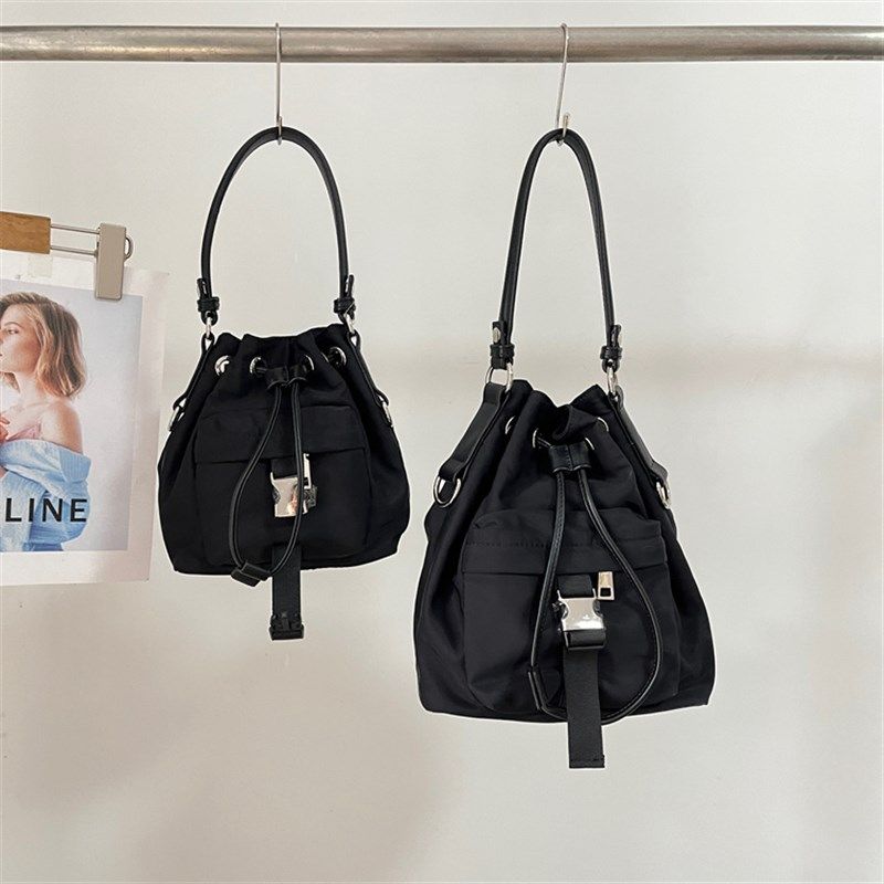 极简主义 今年流行精致手提水桶包小众轻便抽绳单肩斜挎牛津包女,箱包皮具/热销女包/男包,水桶包,淘宝优惠券,粉丝福利购,淘宝优惠卷