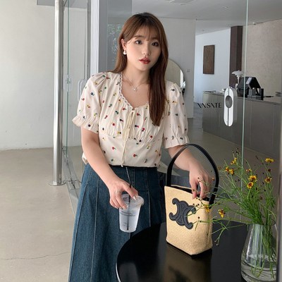 法式复古泡泡袖奶油碎花衬衫胖mm大码绑带短款方领别致上衣62719