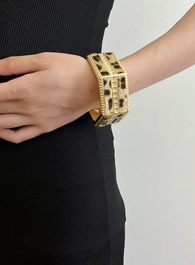 重工宽面手镯女高级感法式气质轻奢手环复古时尚夸张豹纹臂环手饰