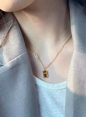暴富小金条项链女2023年新款潮金色吊坠装饰小金砖锁骨链女高级感