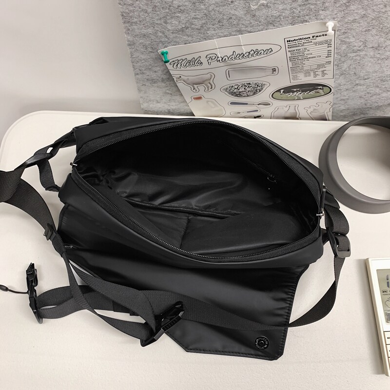 斜挎包女款轻便大容量胸包户外登山小背包单肩机车骑行邮差包女生