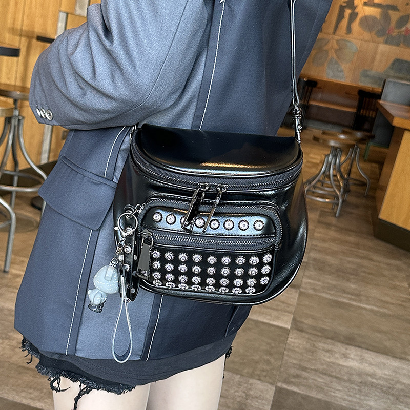 2023新款潮女软皮马鞍包女高级感斜挎包时尚百搭胸包宽带单肩小包